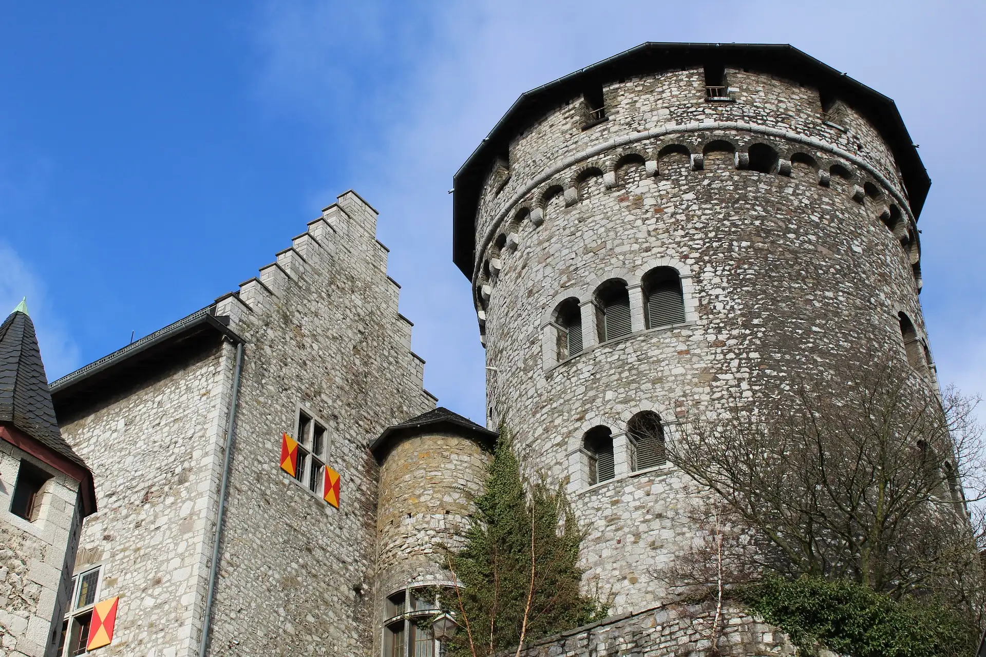 Die mittelalterliche Burg Stolberg mit ihrem runden Bergfried vor blauem Himmel