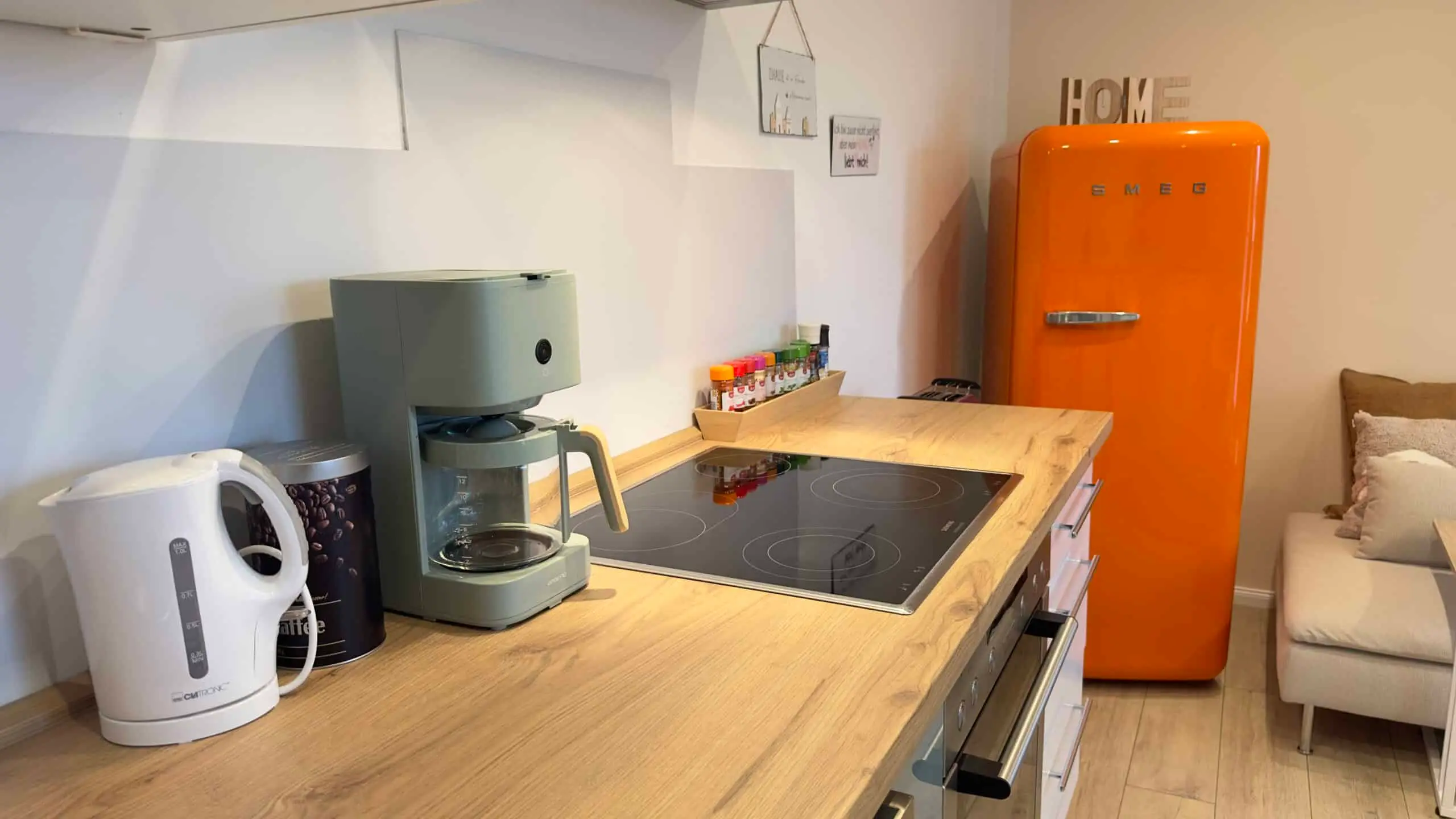 Kaffeemaschine und Wasserkocher auf der Holz-Arbeitsplatte der Küche