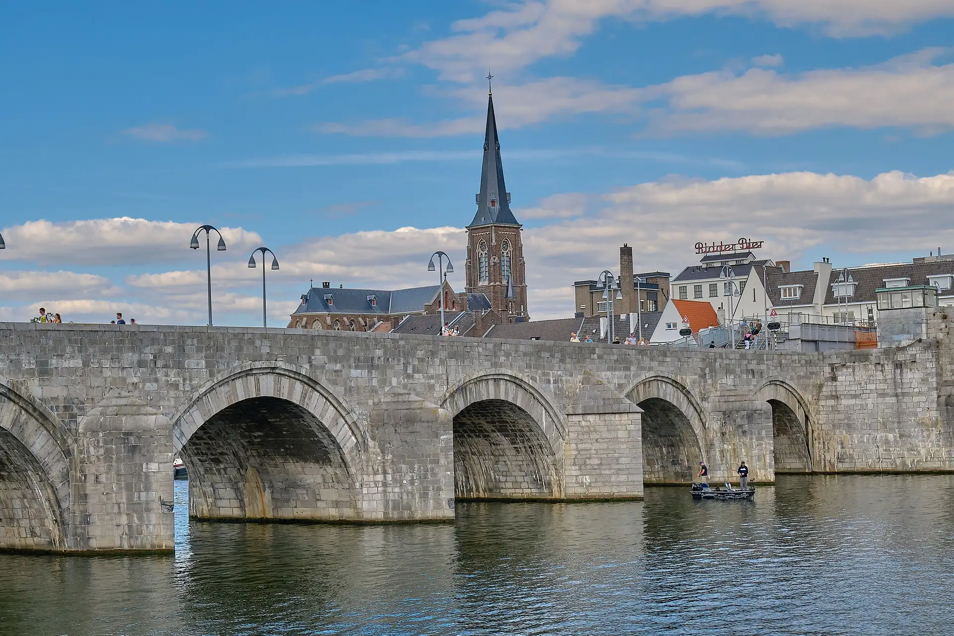 Die historische Sint-Servaas-Brücke über die Maas in Maastricht