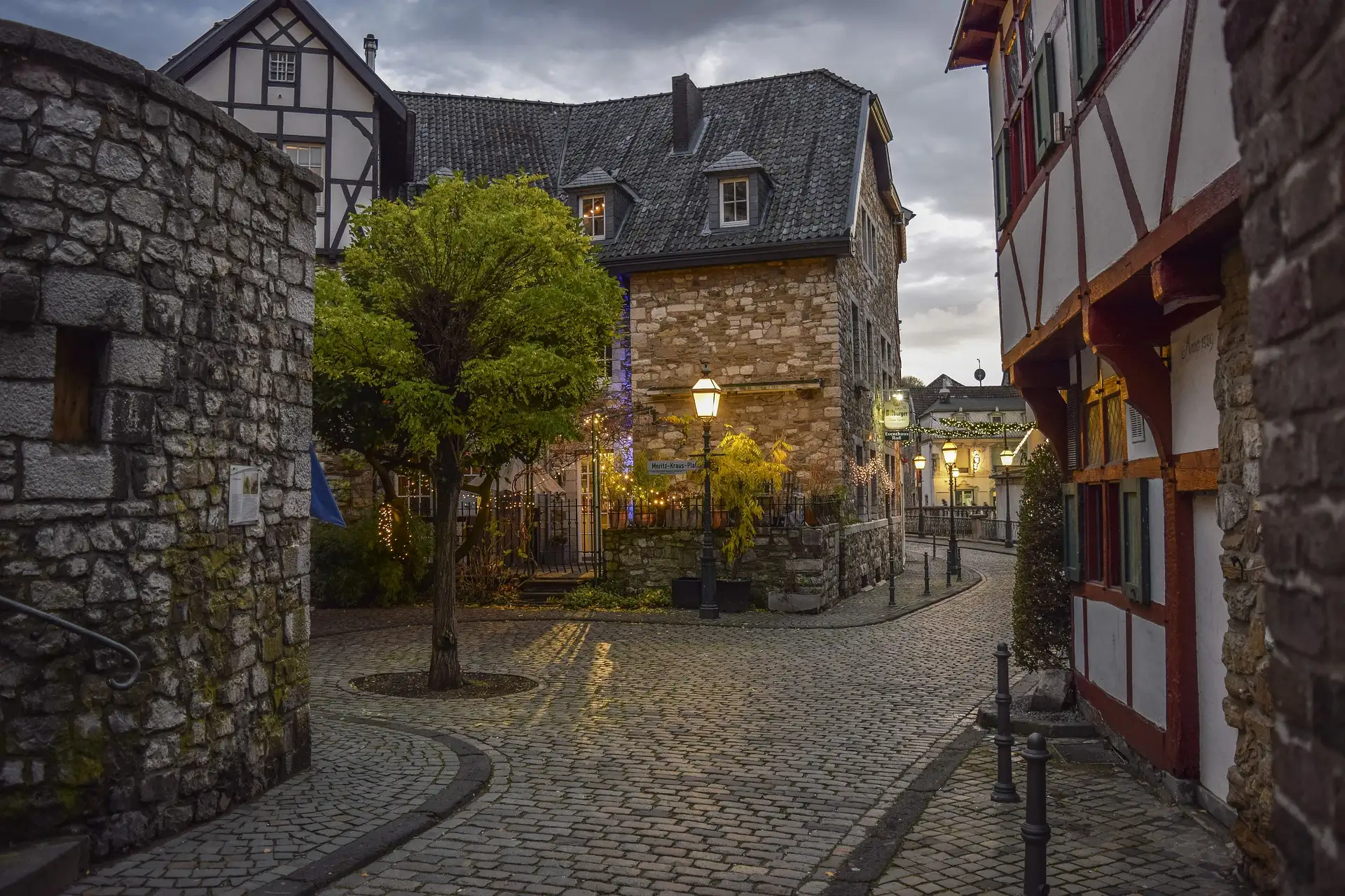 Kopfsteinpflaster und Fachwerkhäuser in der abendlich beleuchteten Stolberger Altstadt